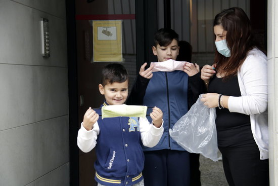 A Sant Julià de Ramis family after having received masks for their children (by Marina López)